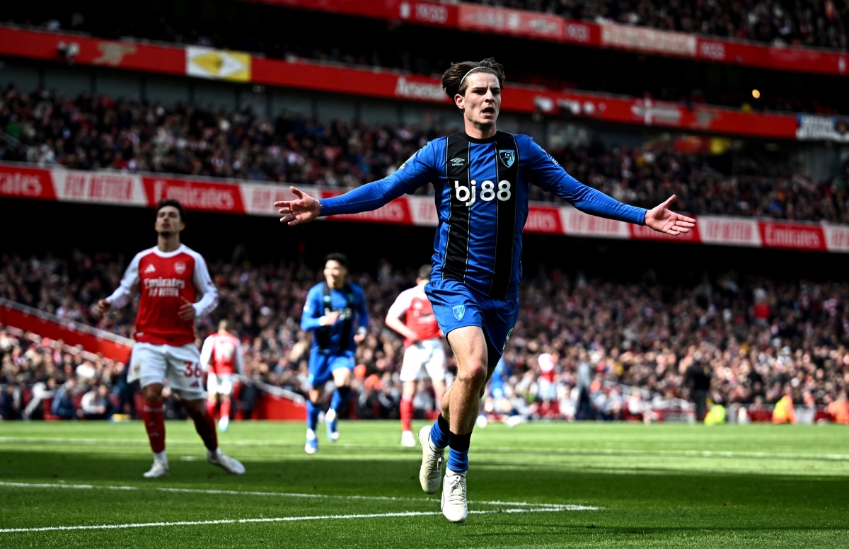 truc tiep arsenal 1-2 bournemouth Doi khach tai lap the dan ban hinh anh 2
