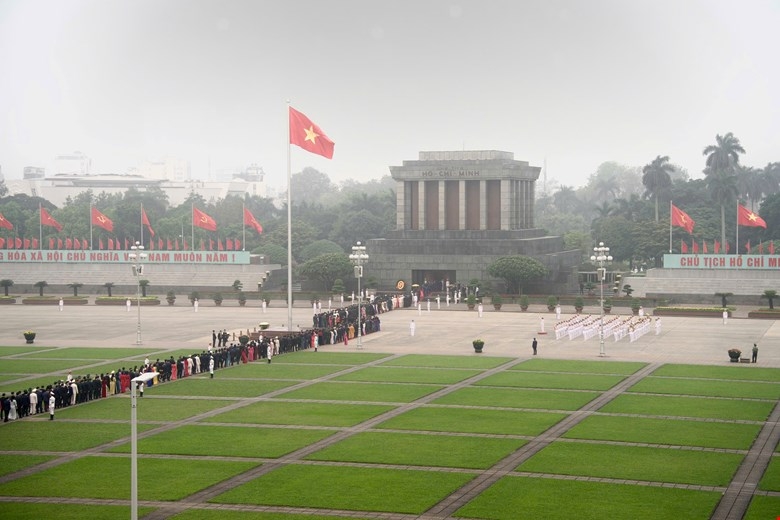 lanh dao Dang, nha nuoc, dai bieu quoc hoi vao lang vieng chu tich ho chi minh hinh anh 1