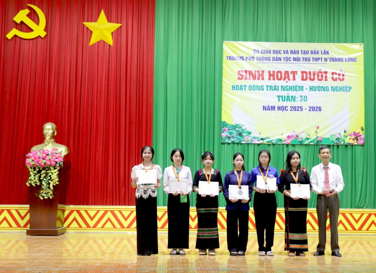 nua the ky uom mam can bo tu mai truong thpt dan toc noi tru n trang long hinh anh 5