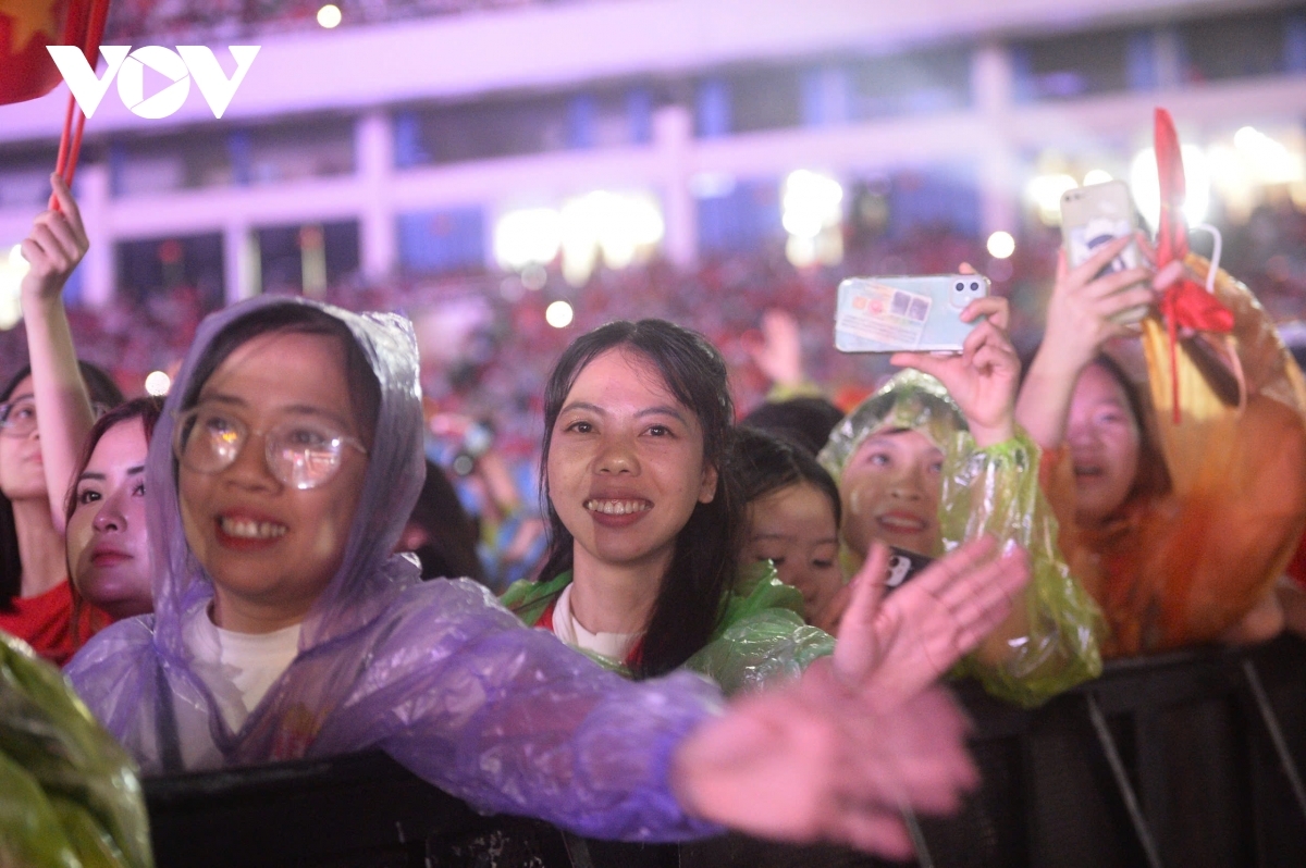 thousands brave rain to attend national concert echoes of the fatherland picture 22