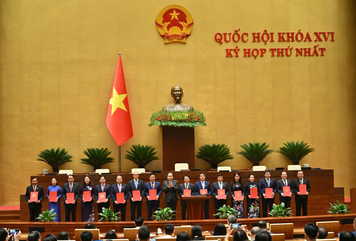 trao nghi quyet phe chuan ket qua bau truong doan Dbqh tinh son la khoa xvi hinh anh 1