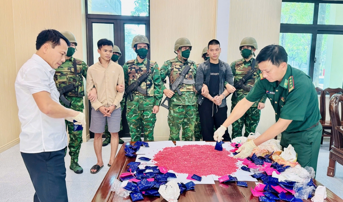 Bắt 2 đối tượng vận chuyển 24.000 viên hồng phiến để lấy 30 triệu đồng tiền công