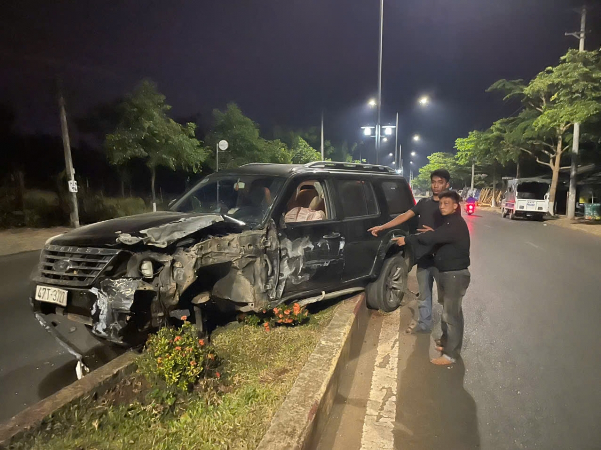 khong biet lai van trom o to, 2 thanh nien gay tai nan roi treo cay tron hinh anh 1