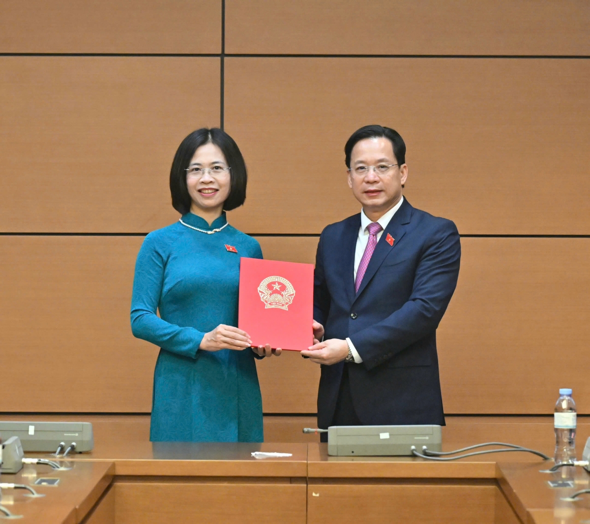 trao nghi quyet phe chuan ket qua bau truong doan Dbqh tinh son la khoa xvi hinh anh 2