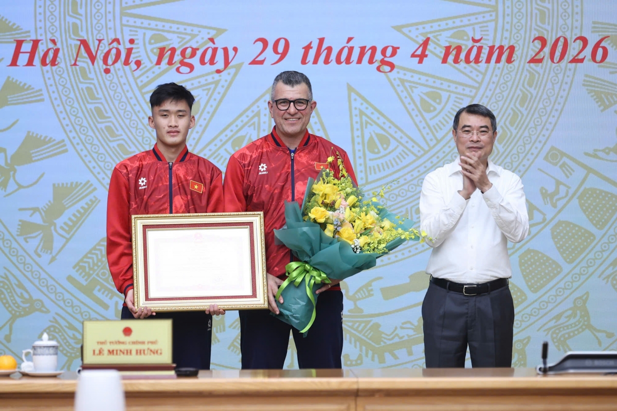 Thủ tướng Lê Minh Hưng gặp mặt chúc mừng đội tuyển bóng đá nam U17 Quốc gia