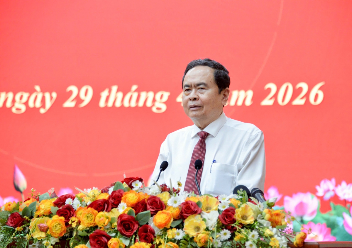 Chủ tịch Quốc hội thăm, tặng quà gia đình chính sách, công nhân tại tỉnh An Giang