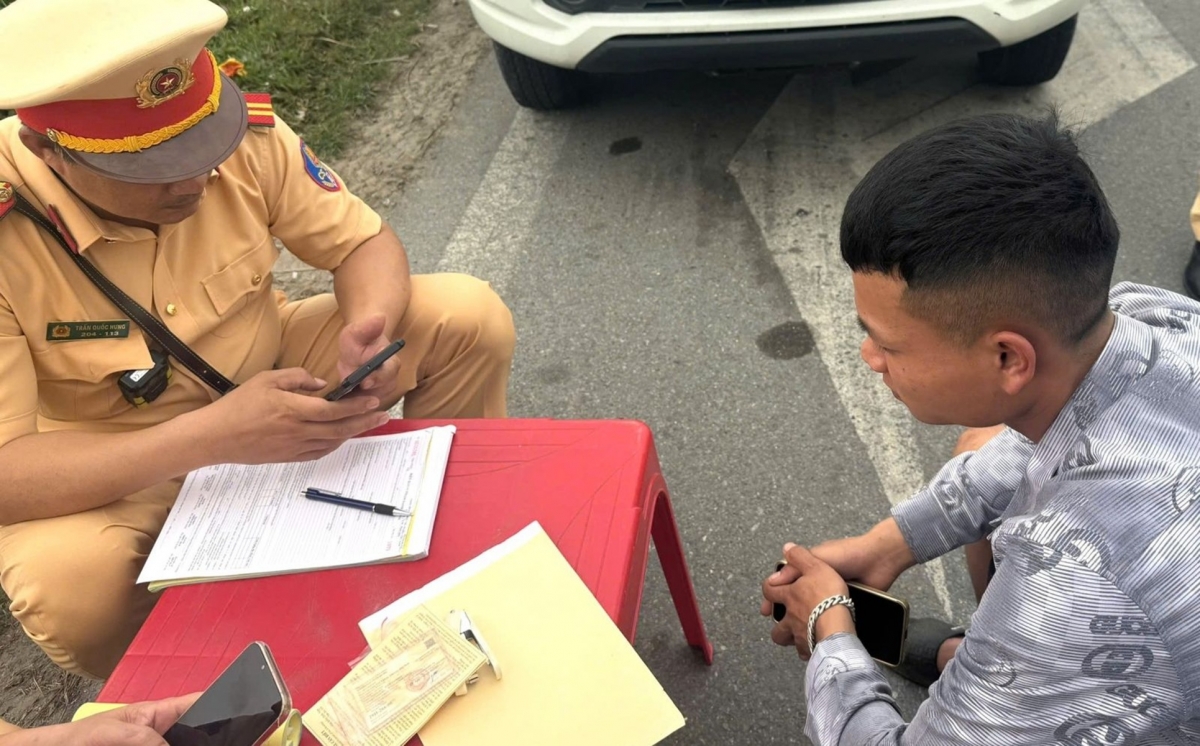 lai xe va chu xe bi xu phat vi dieu khien phuong tien khong co phu hieu hinh anh 2