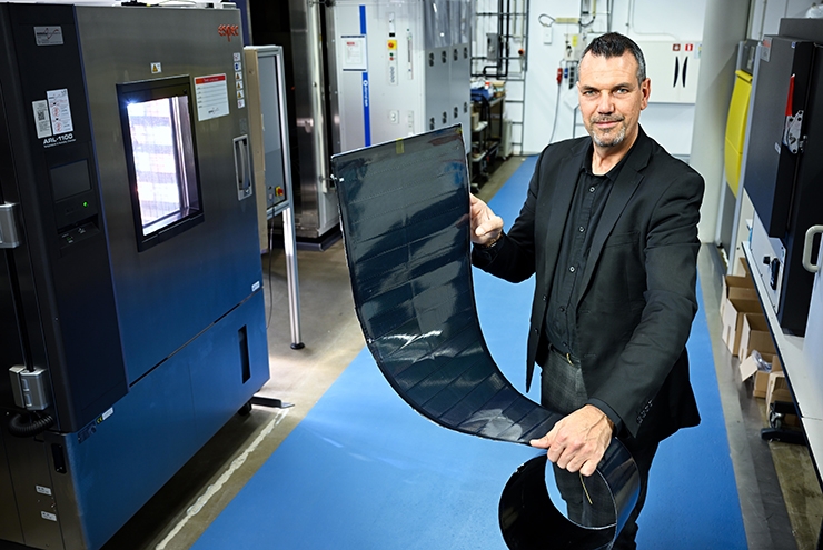 cong nghe pin mat troi uon cong mo duong cho mai nha phat dien hinh anh 2