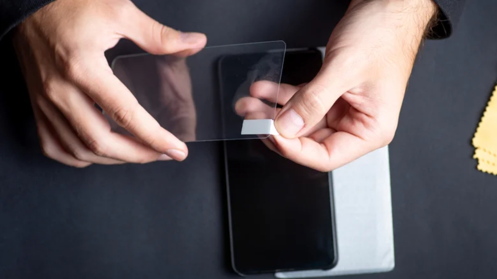 kinh cuong luc smartphone phu kien loi thoi hay van la bao hiem can thiet hinh anh 2