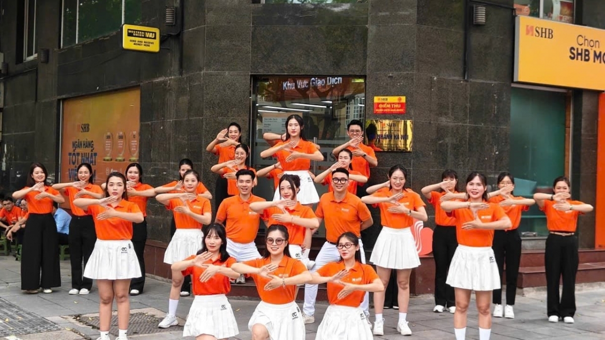 tu ngan hang hanh phuc den hanh trinh phung su va lan toa o shb hinh anh 2