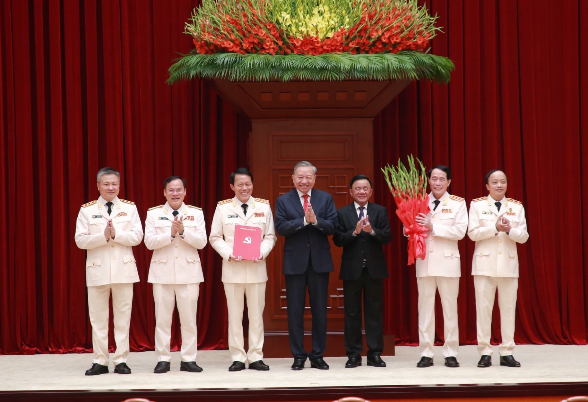 tong bi thu, chu tich nuoc du hoi nghi cong bo quyet dinh ve cong tac can bo hinh anh 2