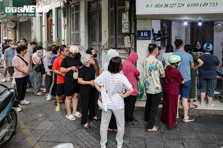 nguoi ha noi xep hang ca tieng cho mua banh troi, banh chay dip tet han thuc hinh anh 2