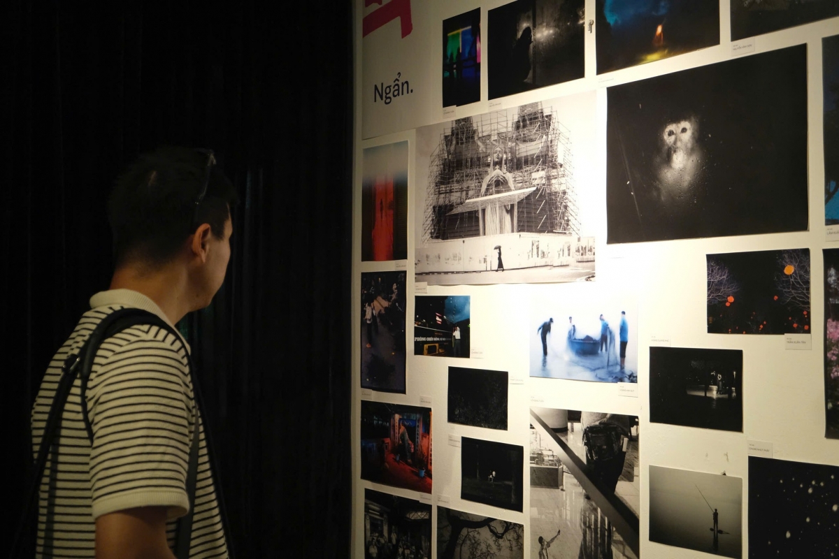 nguoi tre roi man hinh dien thoai, song cham qua nhiep anh duong pho hinh anh 1