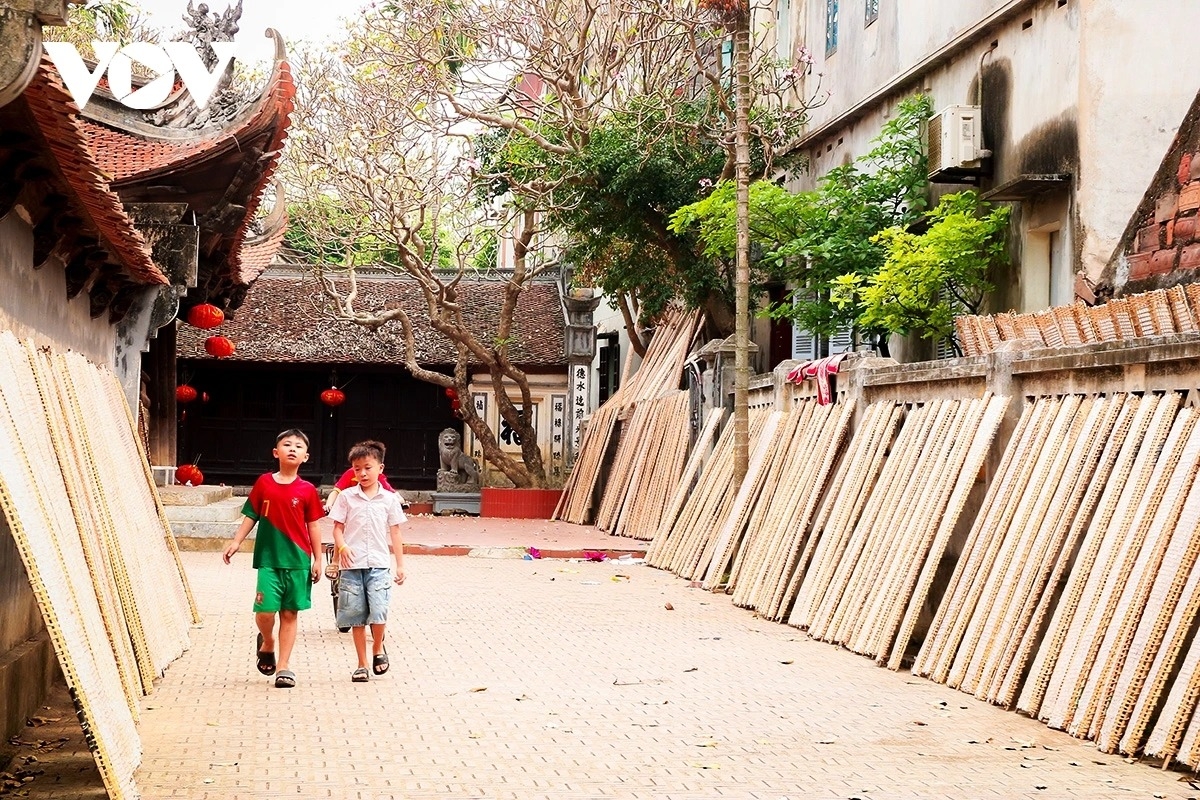 inside tho ha village - the traditional craft of making rice crackers picture 3