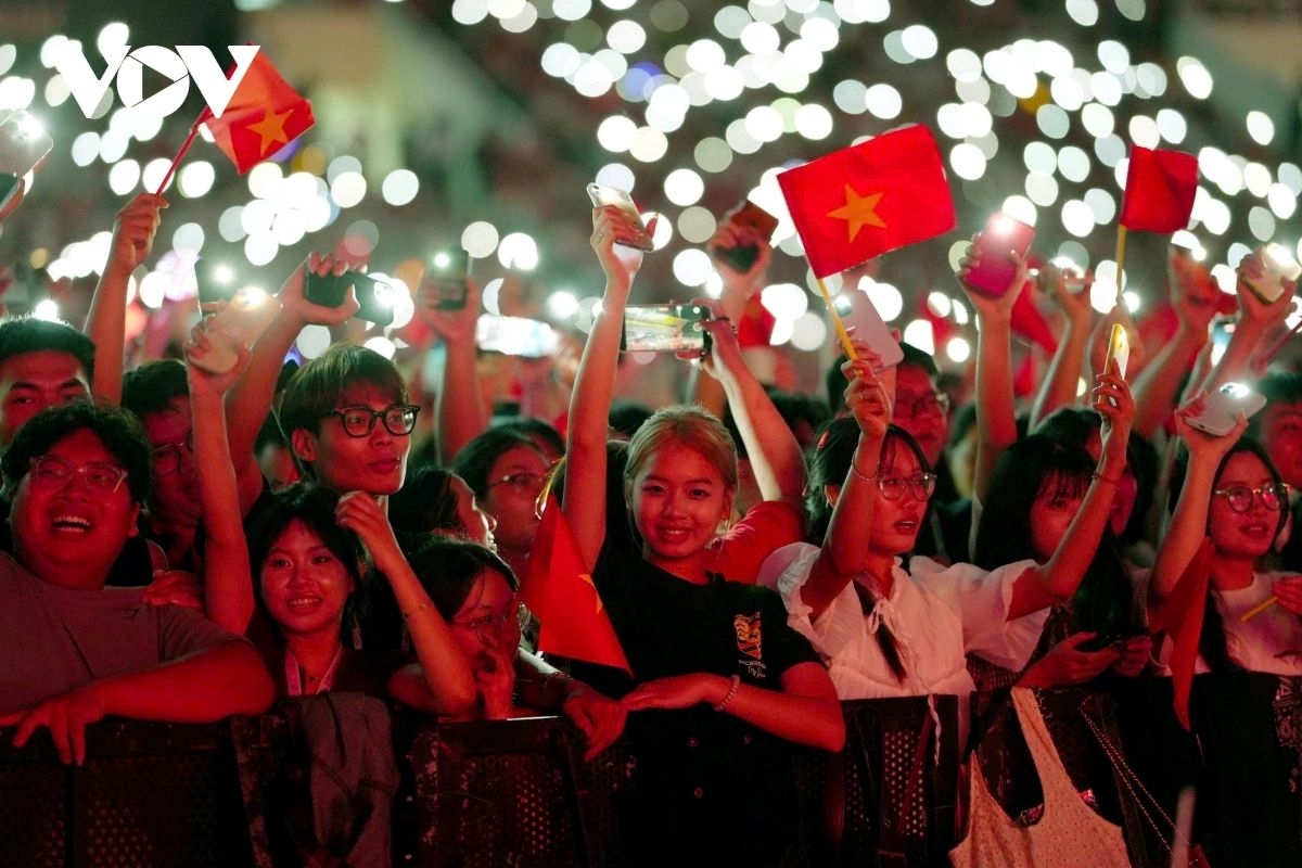 thousands brave rain to attend national concert echoes of the fatherland picture 3