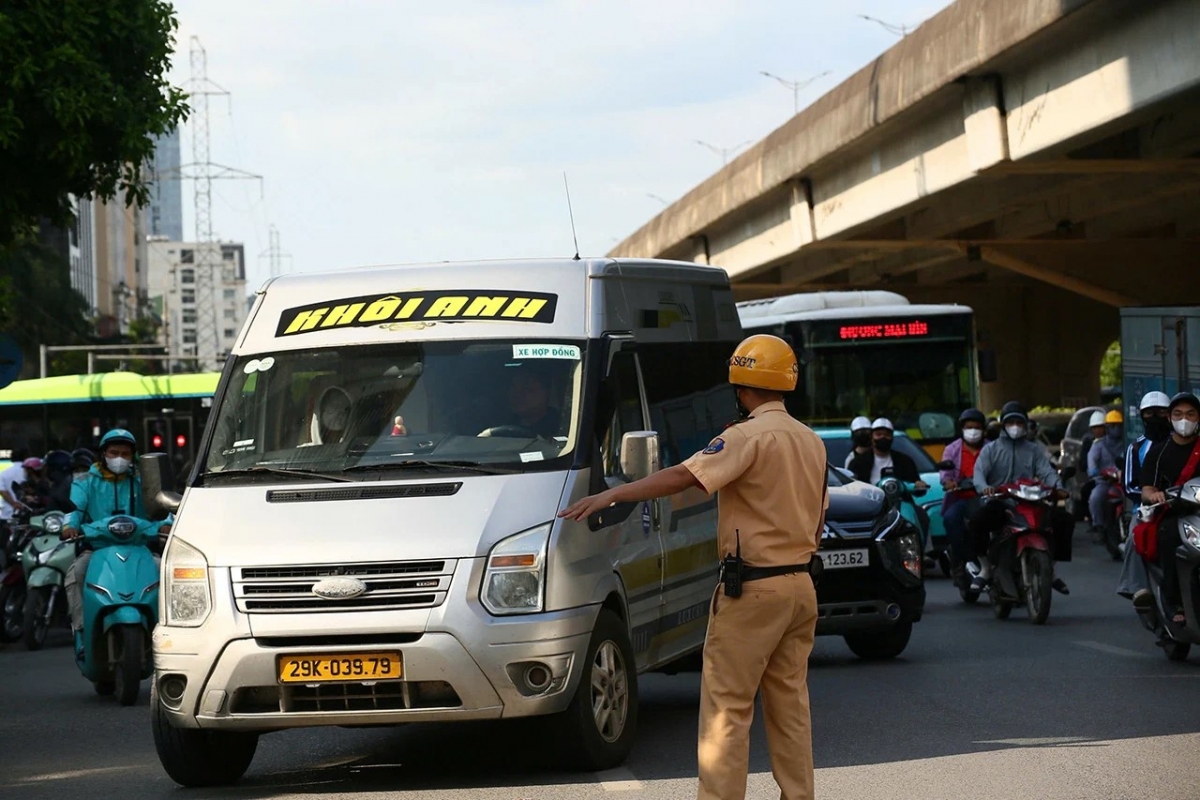csgt ha noi ung truc 100 quan so, khong de un tac keo dai tai cac cua ngo hinh anh 1