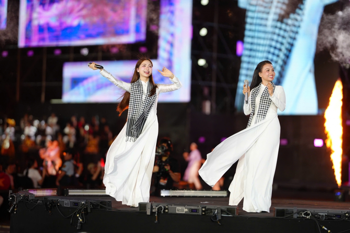 Hòa Minzy, Cẩm Ly sửa câu hát “lúa chín cao nhưng chẳng hề cúi đầu” trên sân khấu
