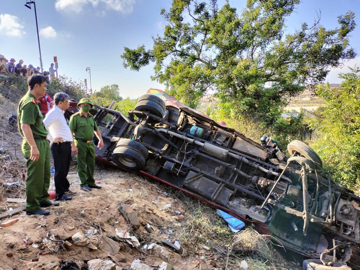 xe cho tho lan lao xuong vuc o bau trang, 4 nguoi tu vong, nhieu nguoi bi thuong hinh anh 3
