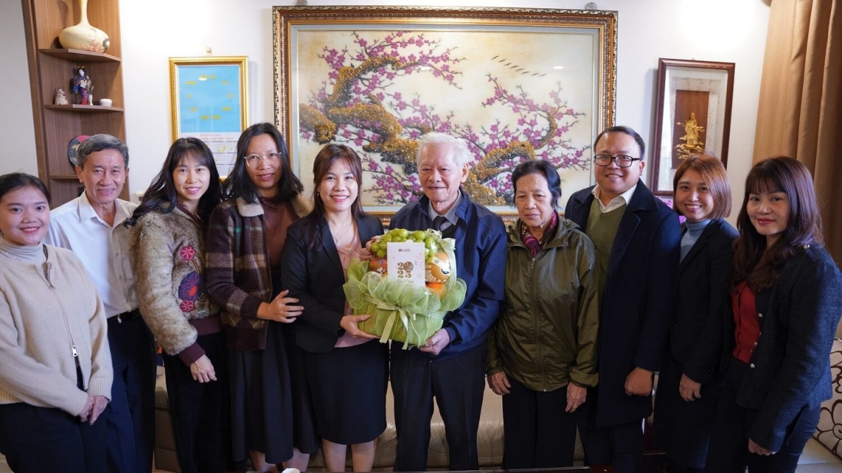 tu ngan hang hanh phuc den hanh trinh phung su va lan toa o shb hinh anh 3