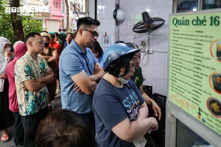 nguoi ha noi xep hang ca tieng cho mua banh troi, banh chay dip tet han thuc hinh anh 3