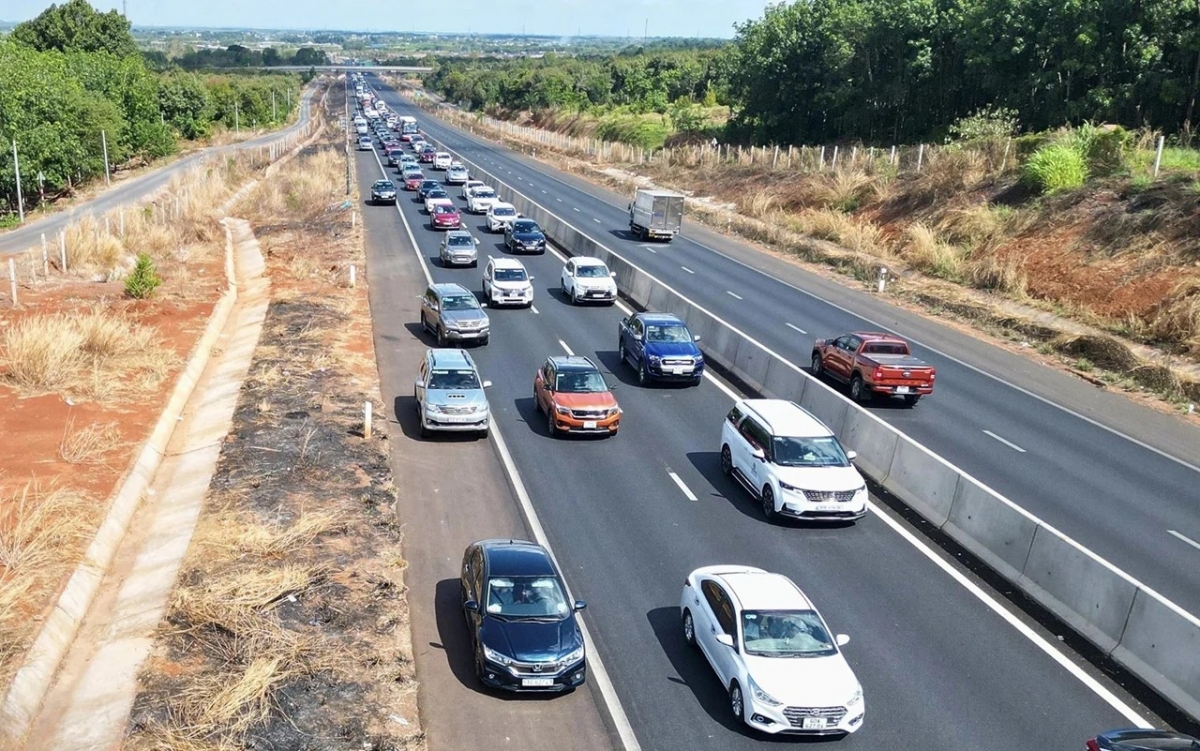 vuot xe sai quy dinh co the bi phat toi 22 trieu dong hinh anh 1