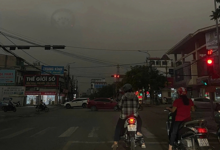 bau troi ha noi toi sam luc 9h, mua dong bao phu khap noi hinh anh 4