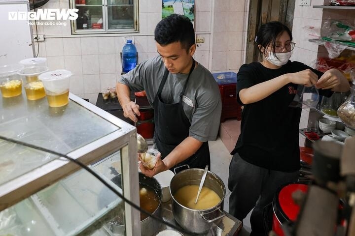 nguoi ha noi xep hang ca tieng cho mua banh troi, banh chay dip tet han thuc hinh anh 4