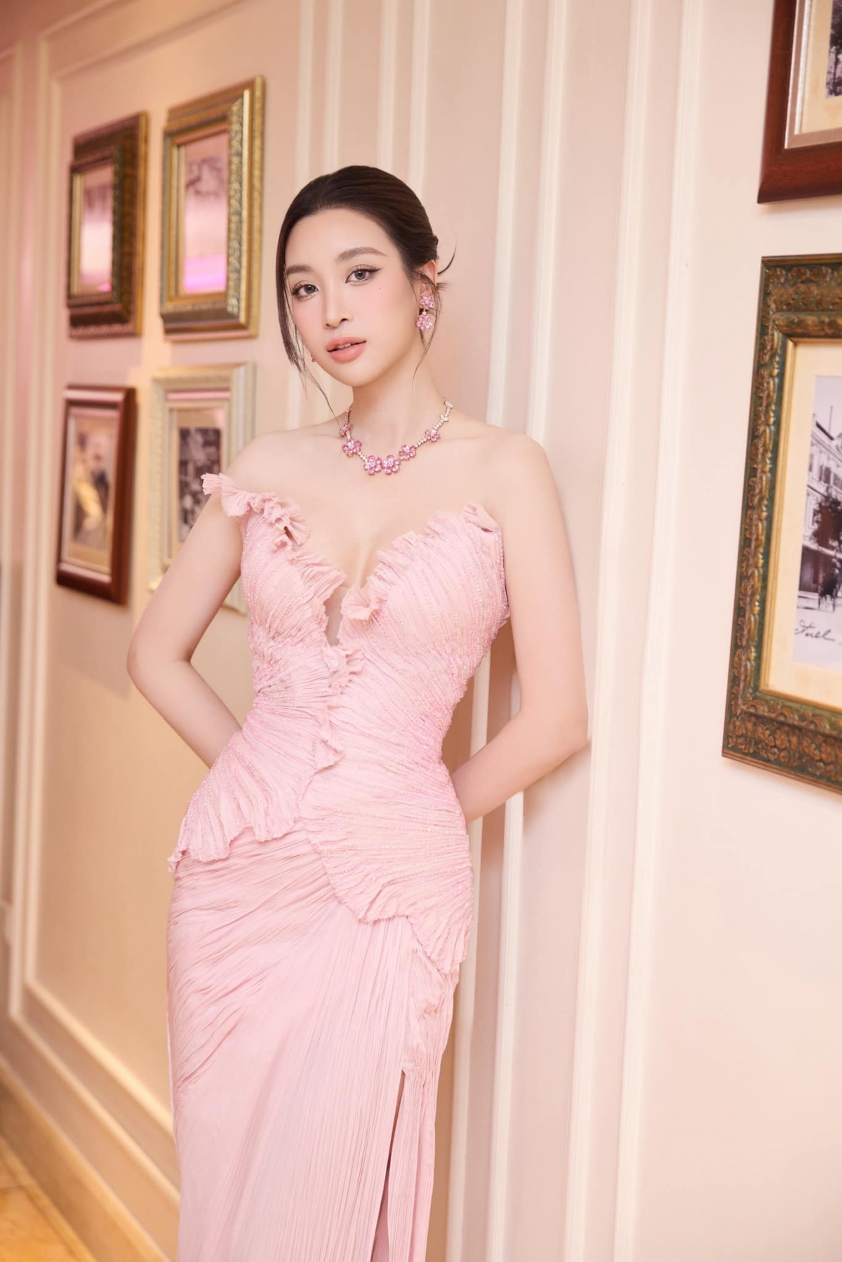 Sao Việt 4/4: Hoa hậu Đỗ Mỹ Linh được anh chồng tặng túi trăm triệu