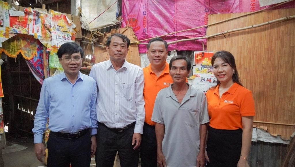 tu ngan hang hanh phuc den hanh trinh phung su va lan toa o shb hinh anh 5