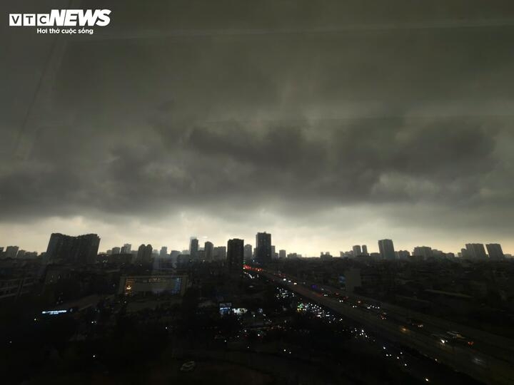 bau troi ha noi toi sam luc 9h, mua dong bao phu khap noi hinh anh 5