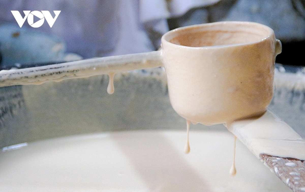 inside tho ha village - the traditional craft of making rice crackers picture 6