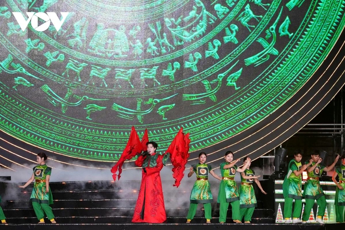 thousands brave rain to attend national concert echoes of the fatherland picture 6