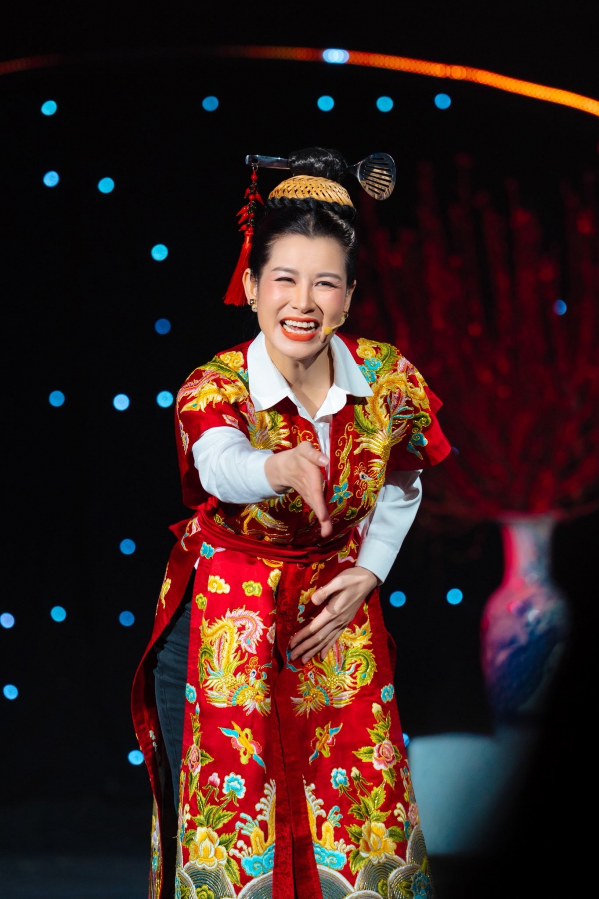 nu Dai uy cong an co canh danh ghen gay sot phim gio vang hinh anh 9