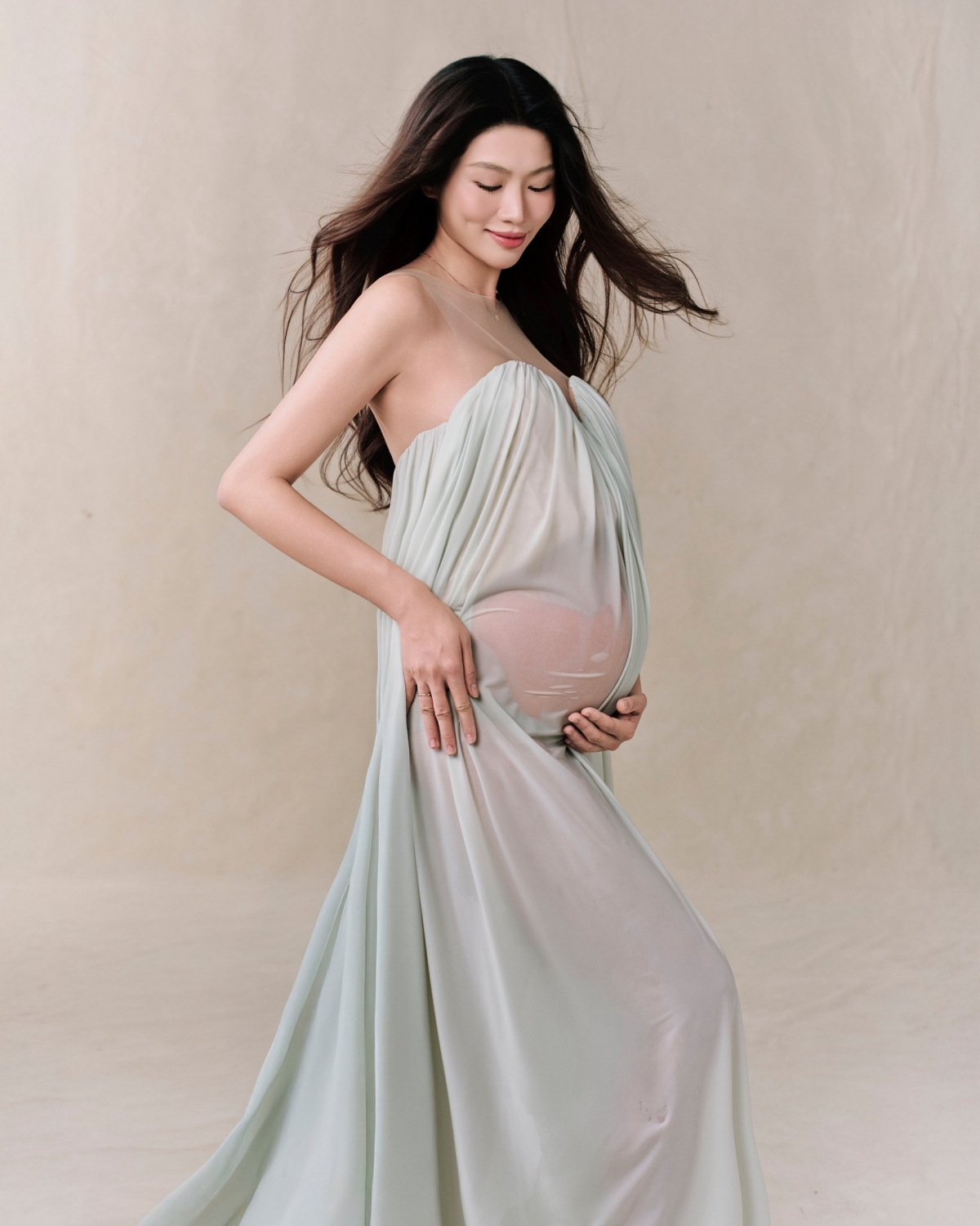 A hau che nguyen quynh chau sinh con dau long hinh anh 2