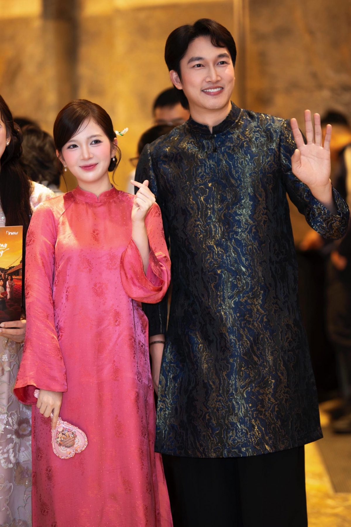 hai cap doi la vo chong tu ngoai doi den tren phim nguoc duong nguoc nang hinh anh 4