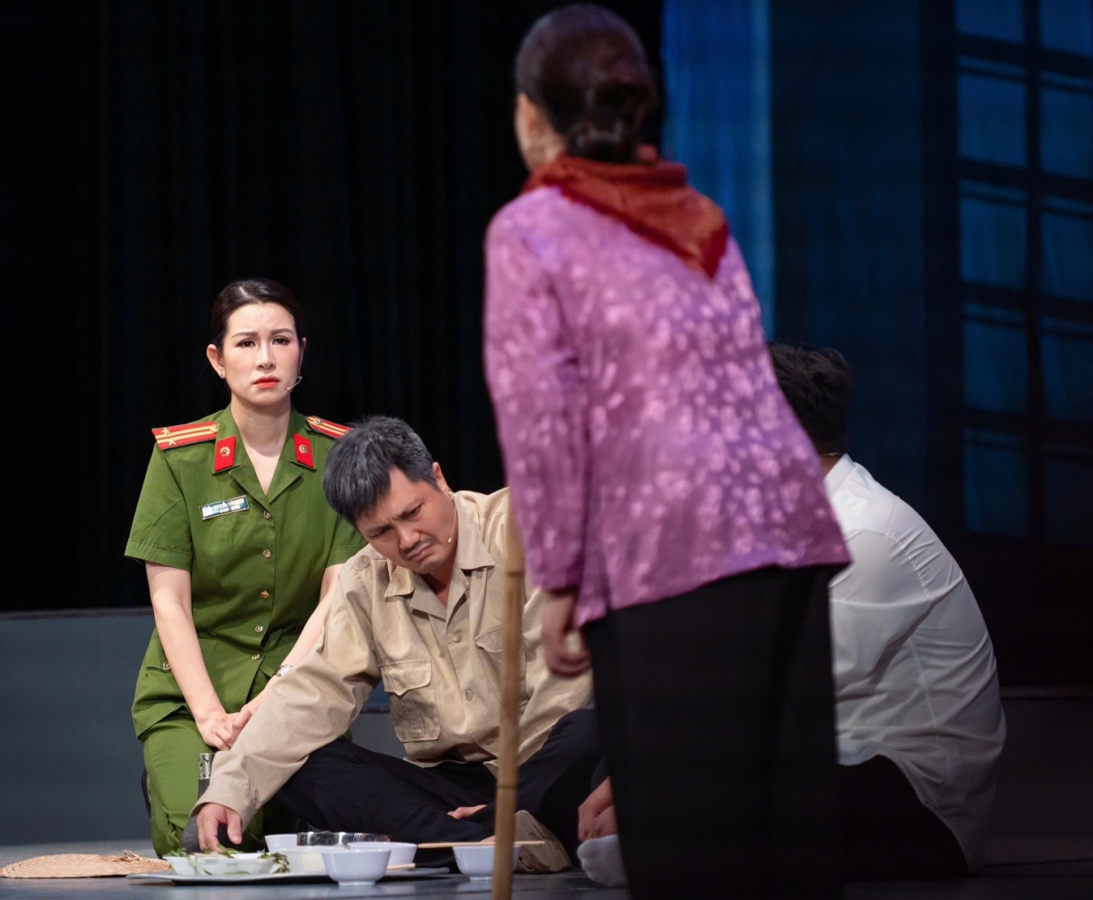 nu Dai uy cong an co canh danh ghen gay sot phim gio vang hinh anh 8