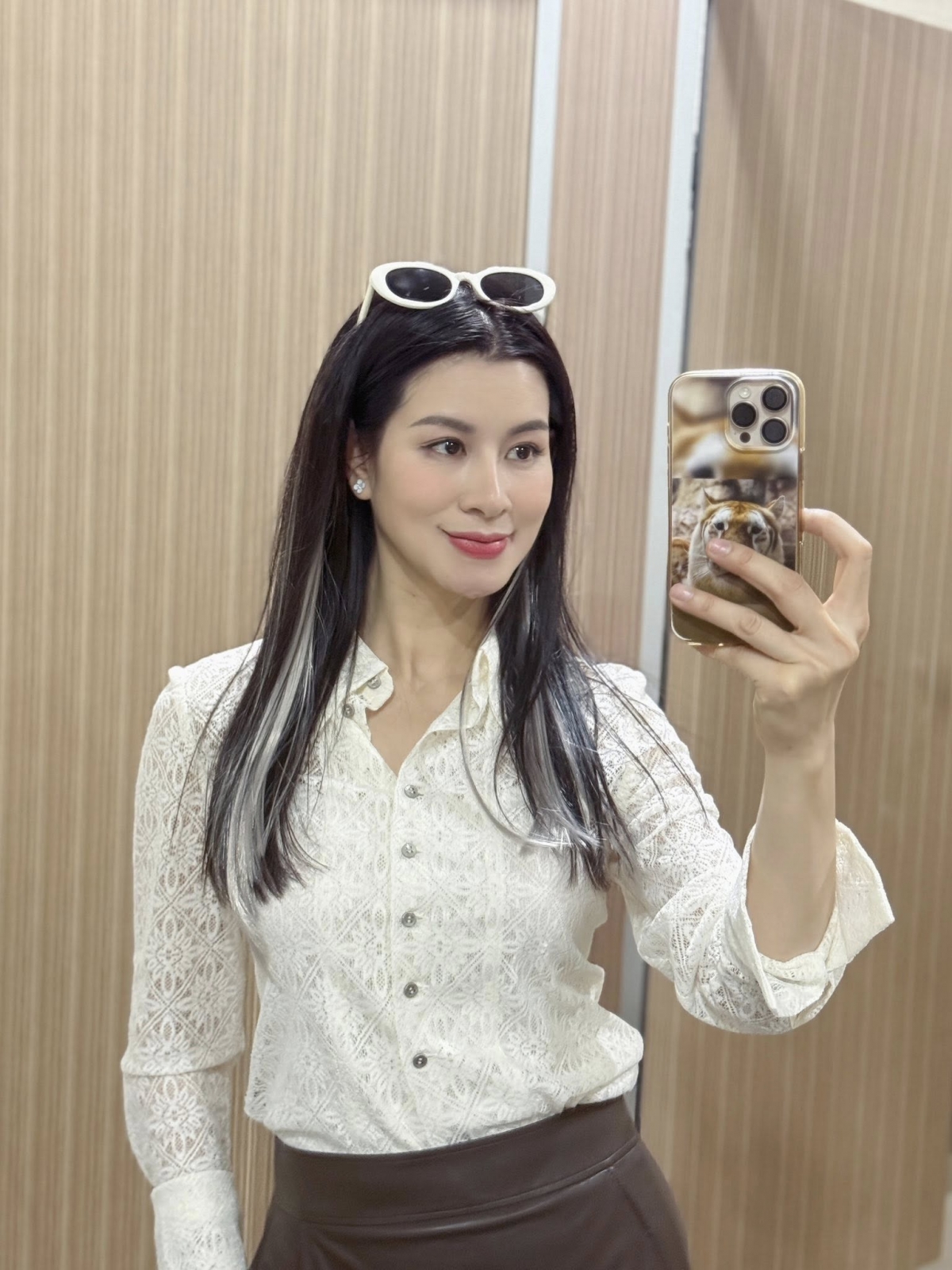 nu Dai uy cong an co canh danh ghen gay sot phim gio vang hinh anh 3