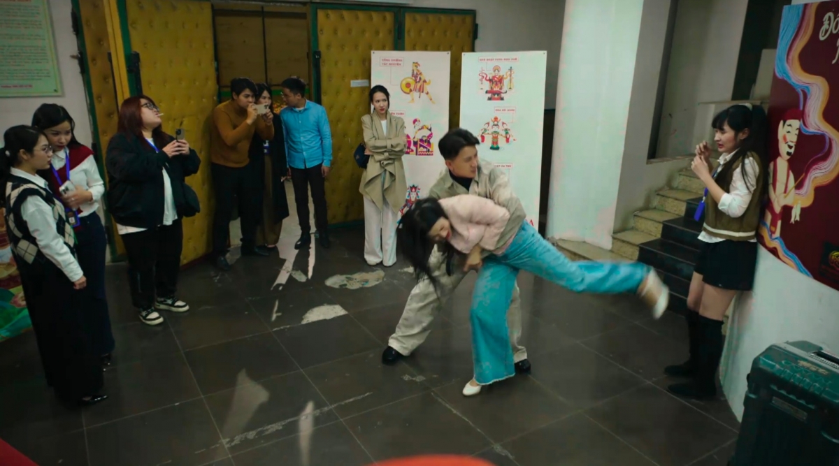 nu Dai uy cong an co canh danh ghen gay sot phim gio vang hinh anh 2