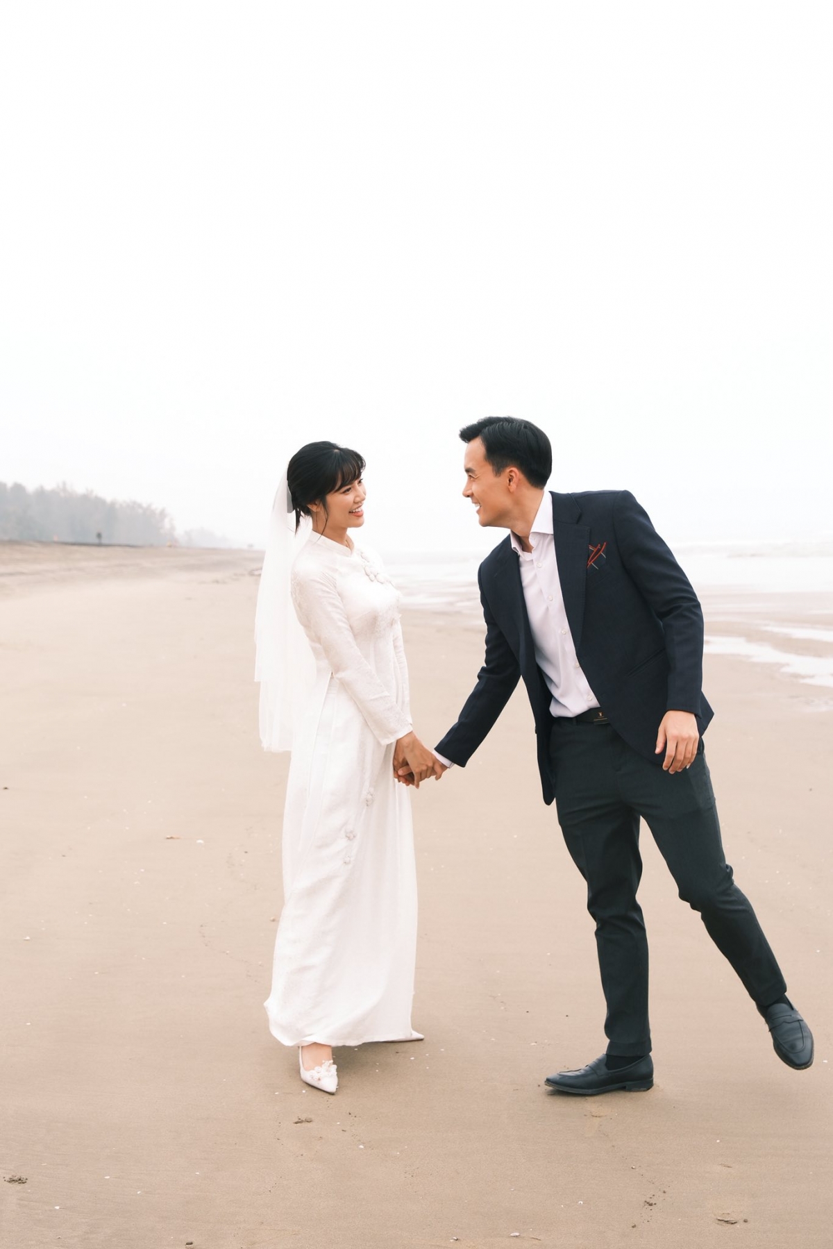 anh Dao khoe anh lang man ben chong o hau truong phim khong gioi han hinh anh 7