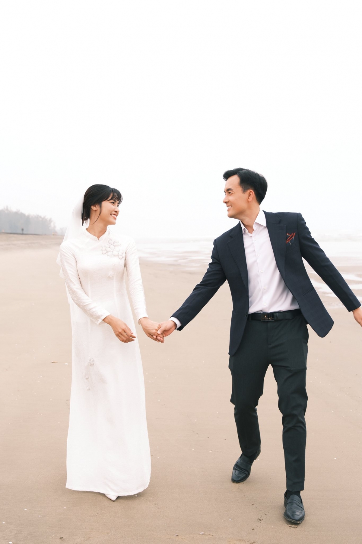 anh Dao khoe anh lang man ben chong o hau truong phim khong gioi han hinh anh 5