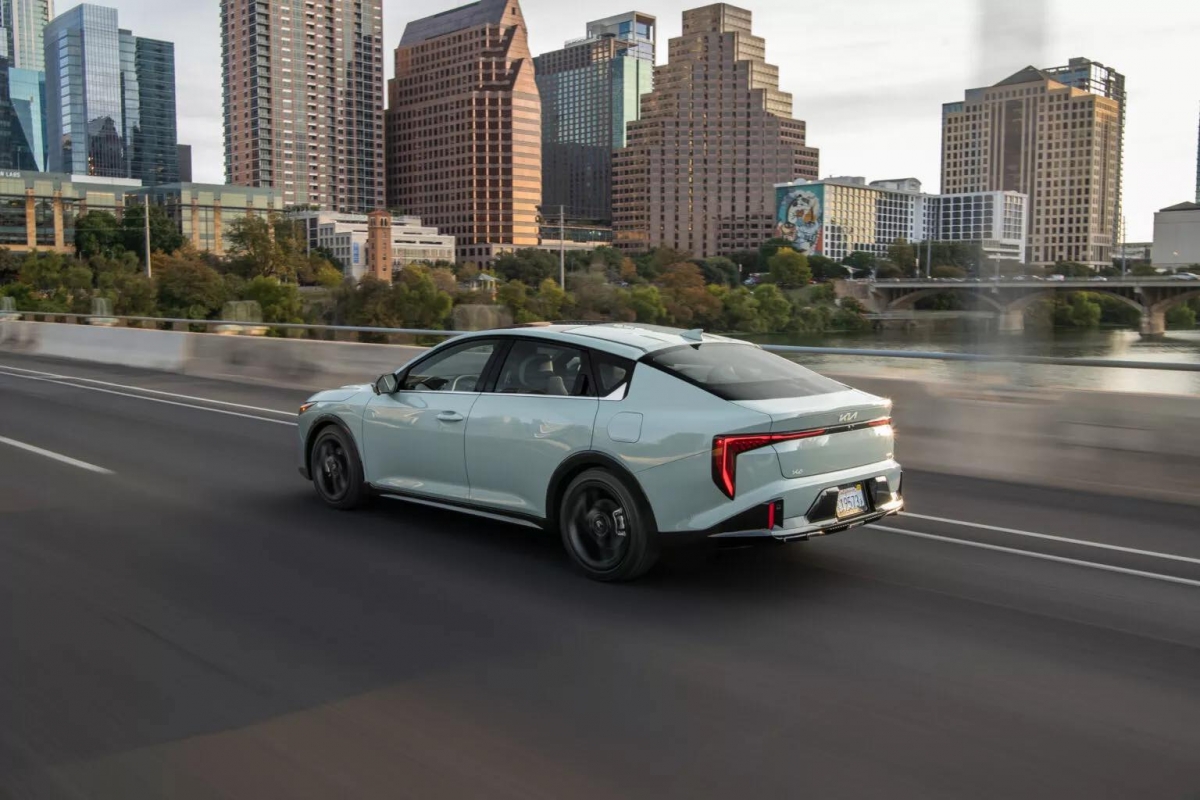 kia lap ky luc doanh so quy i 2026, xe hybrid bung no con xe dien hut hoi hinh anh 3