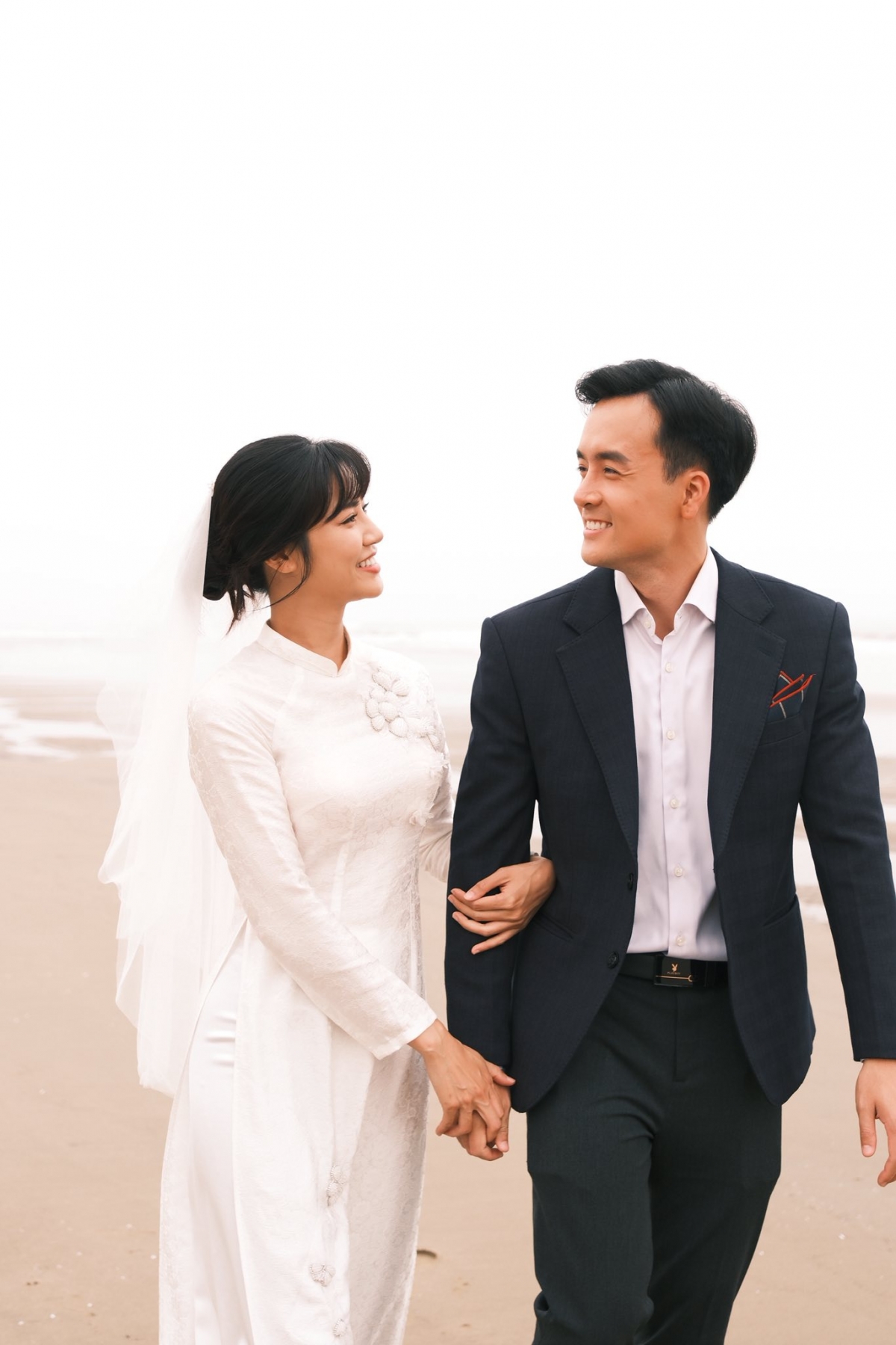 anh Dao khoe anh lang man ben chong o hau truong phim khong gioi han hinh anh 3