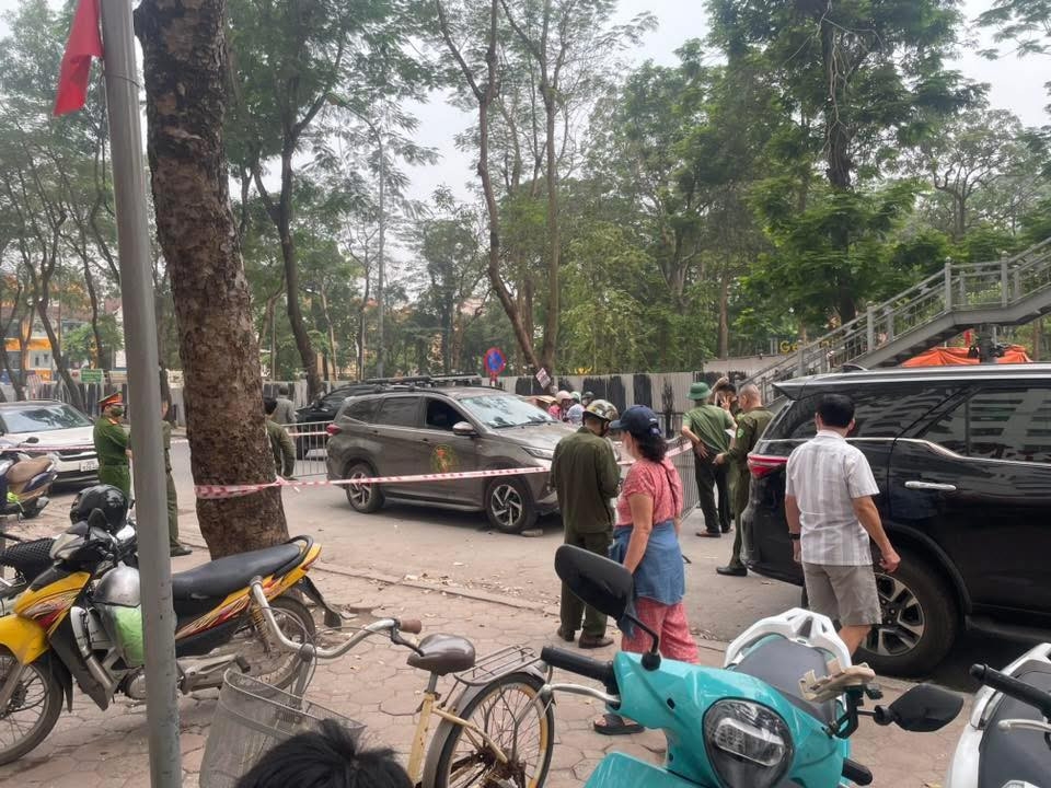 Dieu tra vu hanh khach dung dao tan cong tai xe o to o linh Dam, ha noi hinh anh 1