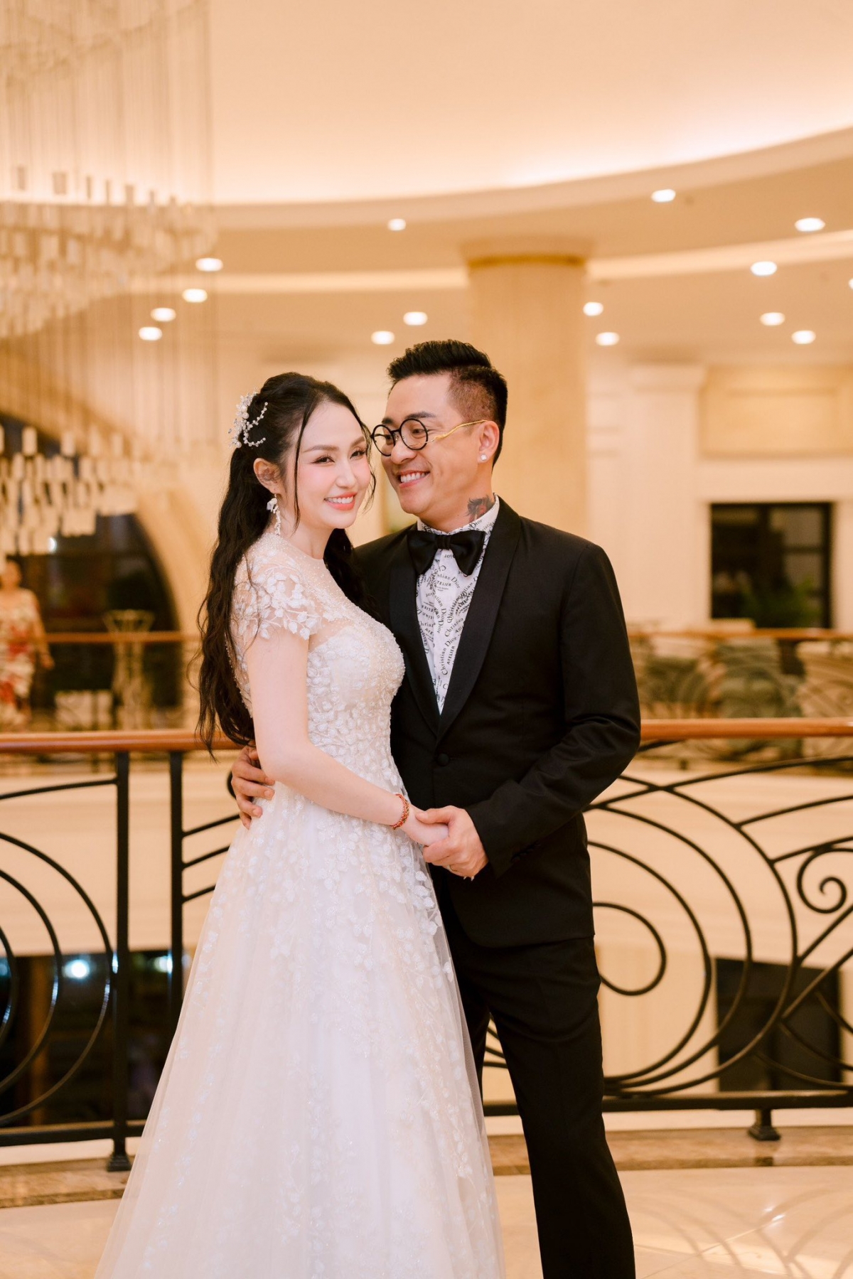 sao viet 6 4 vo chong ca si tuan hung ky niem 12 nam cuoi hinh anh 1