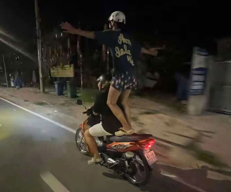 Xử phạt 2 nam sinh lớp 11 làm xiếc trên xe máy để quay tiktok ở TP.HCM