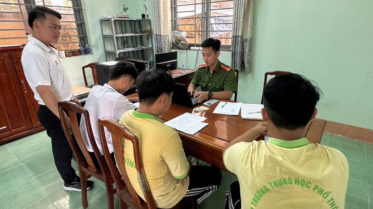 xu phat 2 nam sinh lop 11 lam xiec tren xe may de quay tiktok o tp.hcm hinh anh 2