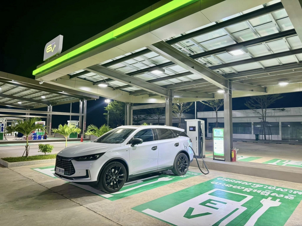 gia xang leo thang, nhieu nguoi dan campuchia chuyen sang xe dien hinh anh 1