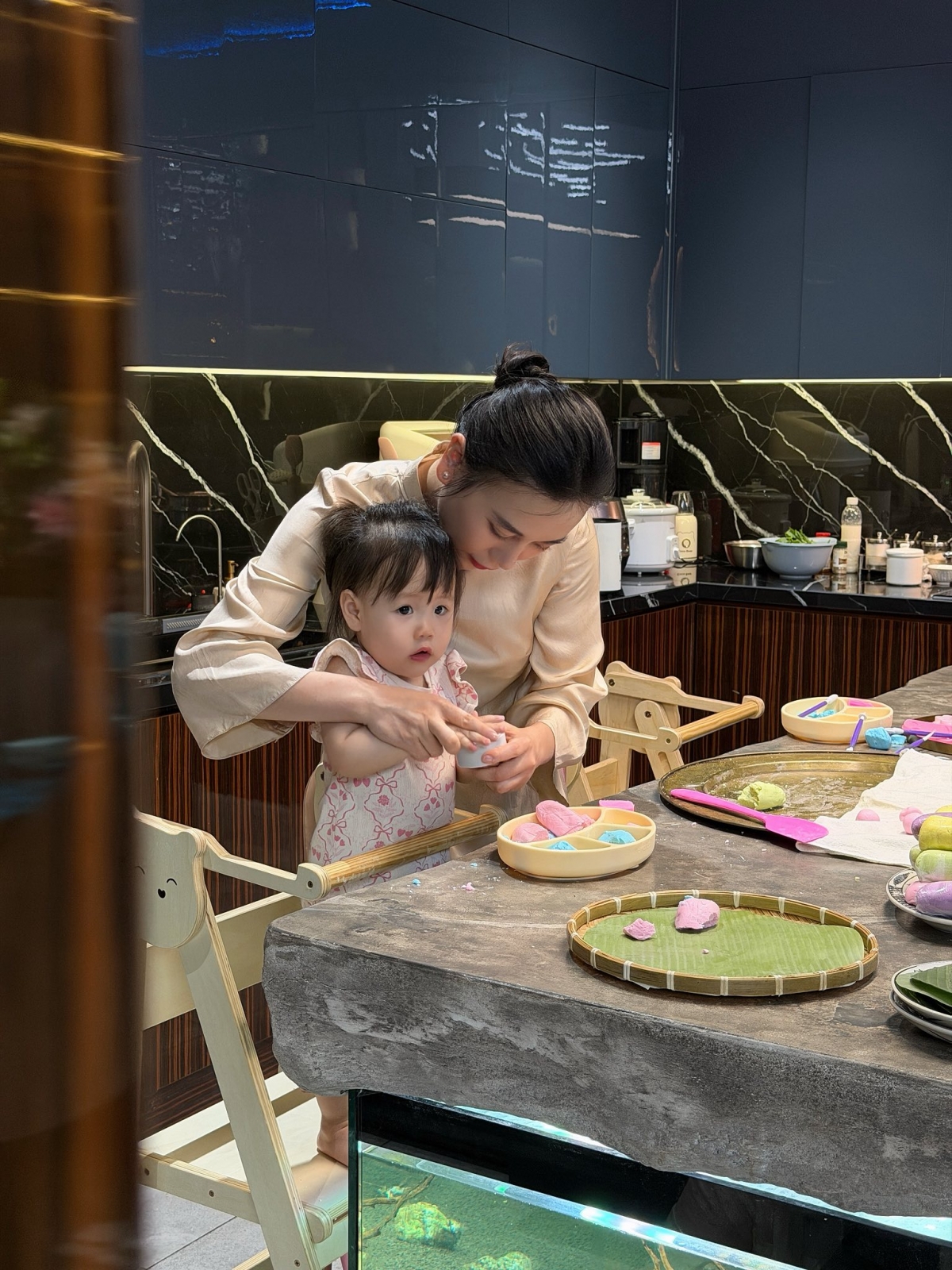 sao viet 18 4 phuong oanh vao bep lam banh cung hai con song sinh hinh anh 1