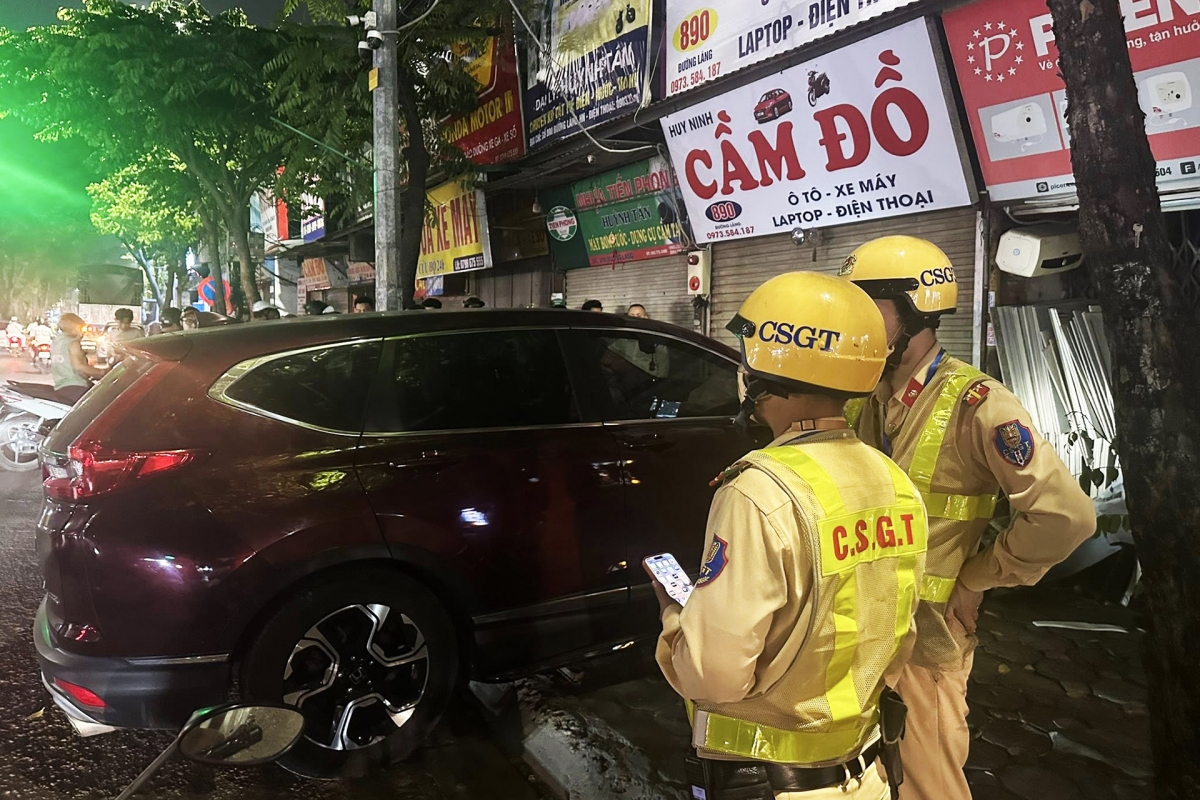 tai xe vi pham nong do con kich khung , lai o to dam vao hang cam do o ha noi hinh anh 1