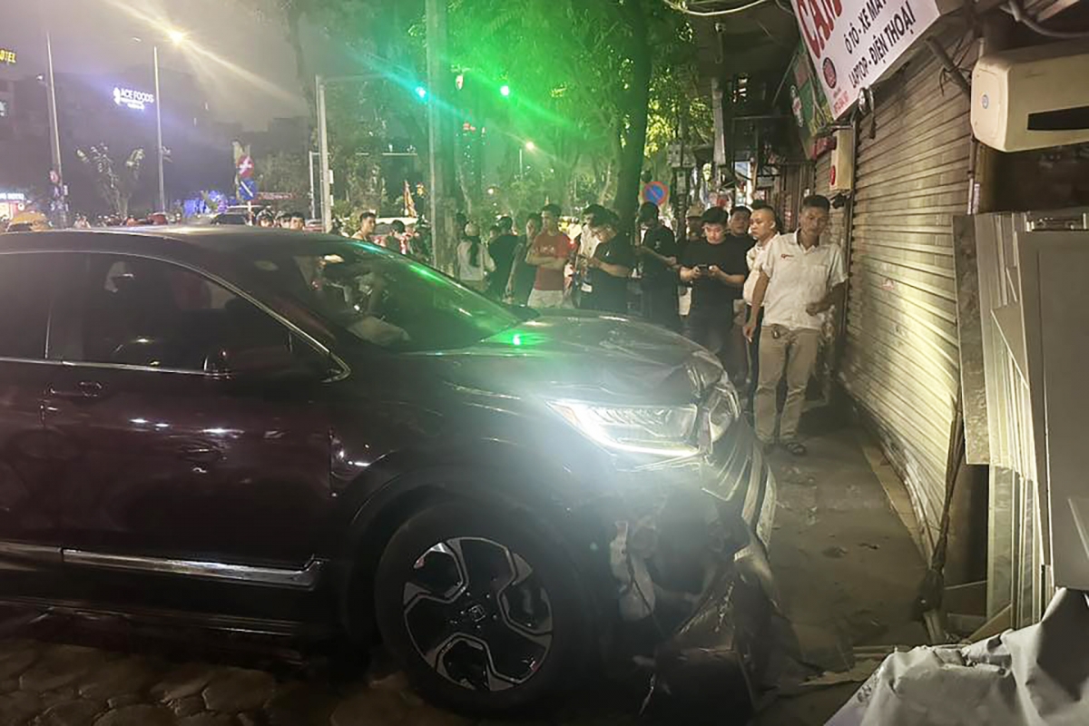 tai xe vi pham nong do con kich khung , lai o to dam vao hang cam do o ha noi hinh anh 2